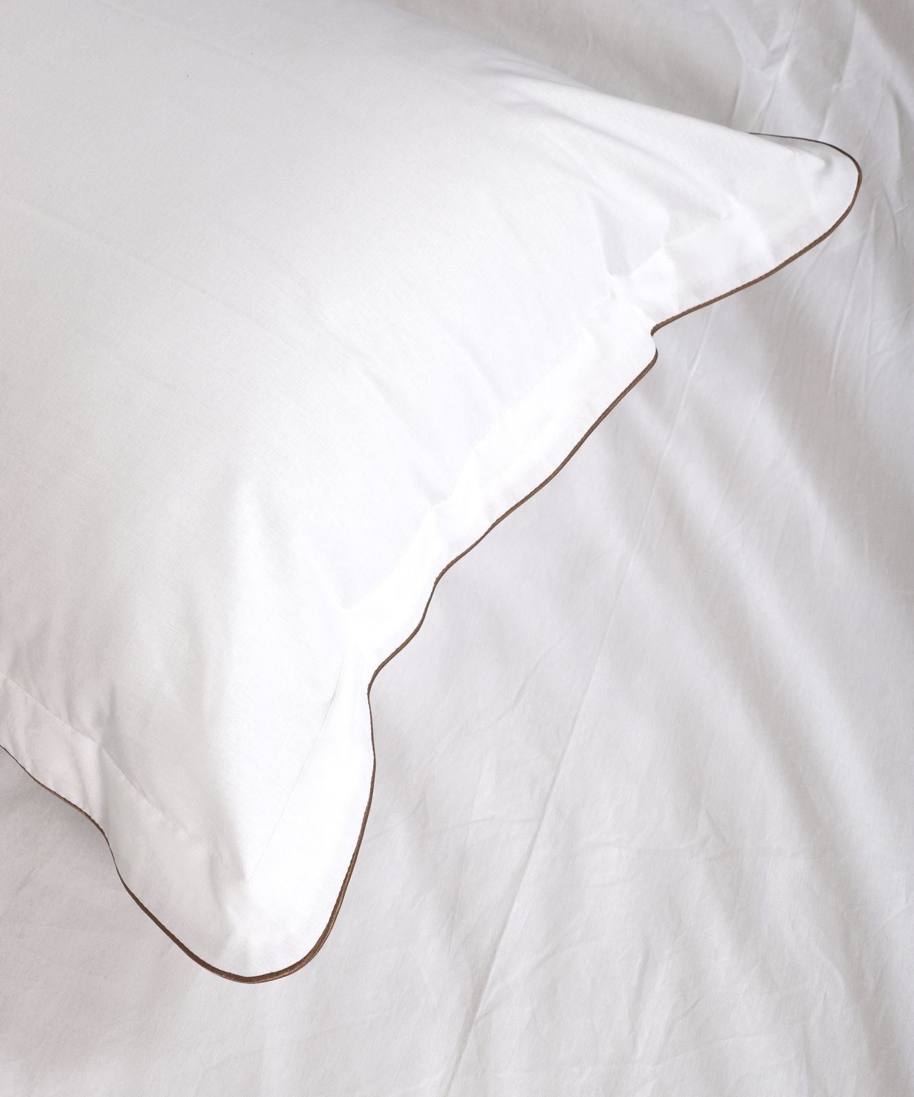 Arabiyeli Beyaz Nevresim Takımı – Minimalist Şıklık